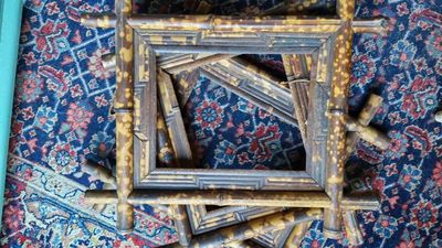 une pile de chaises en bambou posées sur un tapis bleu