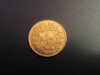 une pièce d'or posée sur une surface noire