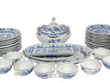 une photo d'une collection de porcelaine bleue et blanche