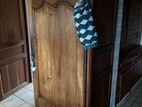 une armoire en bois au milieu d'un sol carrelé