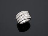 une bague en diamant et or blanc