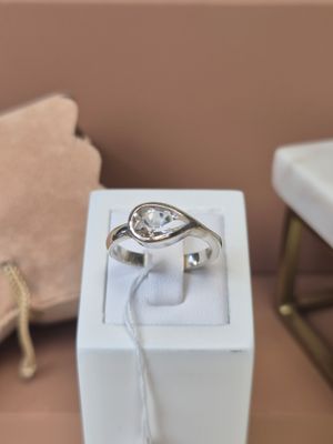 une bague qui se trouve dans une boîte sur une table