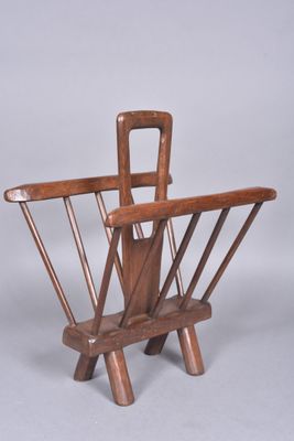 Porte-revue brutaliste en châtaigner avec anse au centre (Ha…