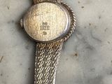 un gros plan d'une montre-bracelet posée sur une surface en marbre