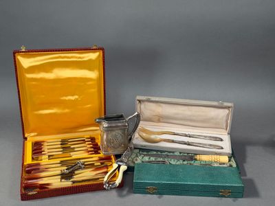 Lot comprenant POT À LAIT en métal argenté, couverts de serv…