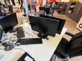 deux écrans d'ordinateur et un clavier sur un bureau