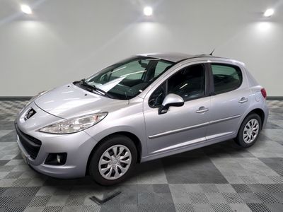 la petite voiture argentée est garée dans le garage sur un sol en damier