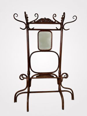 une image représentant un support de miroir en bois surmonté d'un miroir