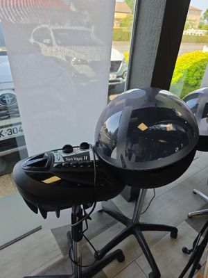 deux chaises et une table devant une grande fenêtre