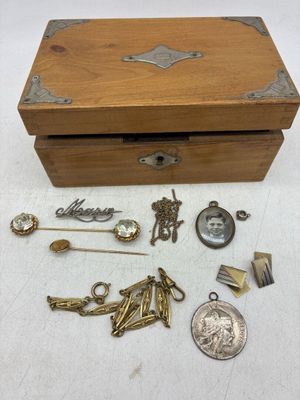 une petite boîte en bois contenant tout un tas d'objets