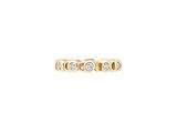 une bague en or jaune surmontée de trois diamants