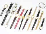 plusieurs types de montres sont alignés sur une surface blanche