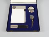 une boîte contenant un stylo, des ciseaux et un bloc-notes