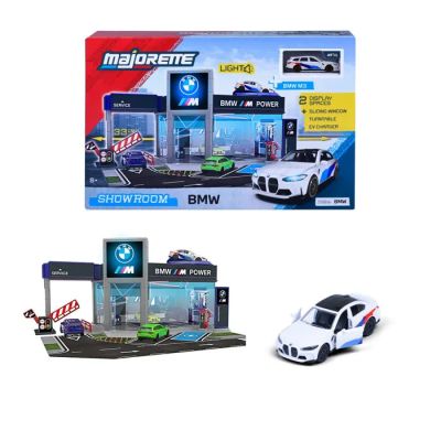 Des petites voitures sont garées devant une concession BMW.