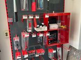 une vitrine d'outils accrochée au mur d'un magasin