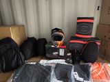 plusieurs sacs posés sur une boîte