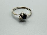 une image d'une bague sertie d'une pierre bleue