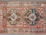 un vieux tapis aux motifs géométriques sur fond gris