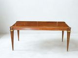 une image représentant une table en bois avec un plateau en verre, posée sur un fond blanc