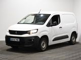 la camionnette blanche est garée dans une pièce au sol en damier