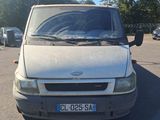 une camionnette blanche garée dans un parking