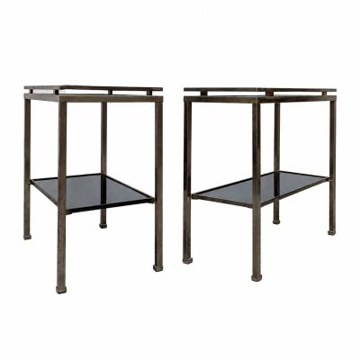 une paire de tables d'appoint en métal et en verre