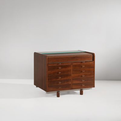 une commode en noyer avec un plateau en verre