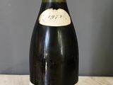 l'image d'une bouteille de vin posée sur une table