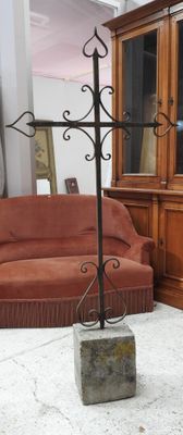 une table sur laquelle est posée une pierre, dans un salon