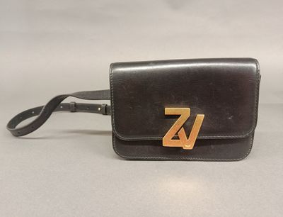 portefeuille en cuir noir orné d'un logo « z » doré sur le devant