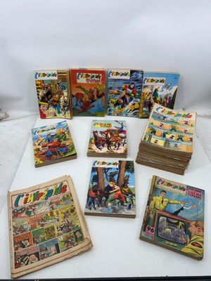 Il y a tout un tas de bandes dessinées posées sur une table