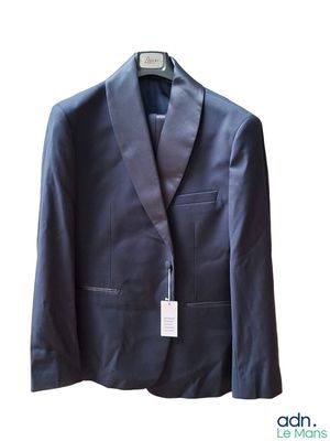 La veste est bleue et comporte une étiquette blanche.
