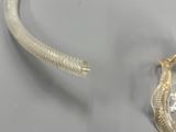 un collier en argent orné d'un serpent en or