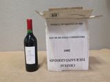 une bouteille de vin posée sur une table à côté d'une boîte