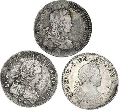 trois types différents de pièces d'argent sur fond blanc