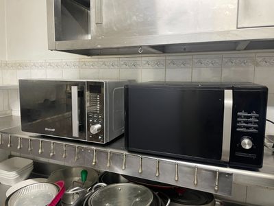 de nombreuses casseroles et poêles sur le comptoir de la cuisine