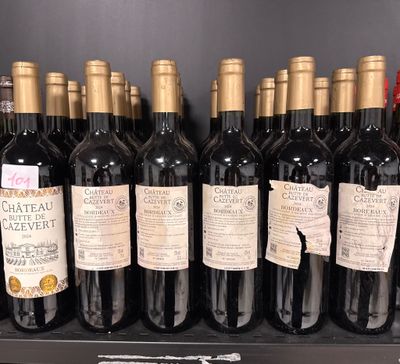 de nombreuses bouteilles de vin sur une étagère dans un magasin