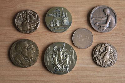SEPT MEDAILLES PLATES En bronze