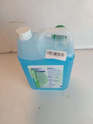 un récipient en plastique contenant un liquide bleu