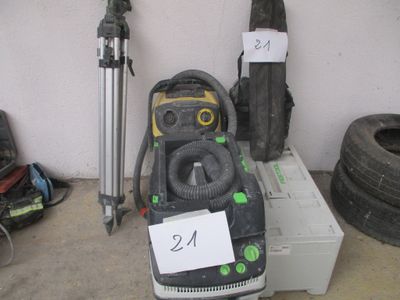 un aspirateur posé par terre à côté d'un tas de pneus