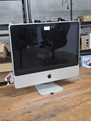un écran d'ordinateur posé sur un bureau en bois