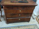 une commode en bois surmontée d'un tableau