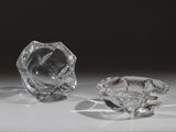 deux morceaux de verre posés sur une surface blanche