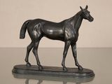une statue de cheval posée sur une table