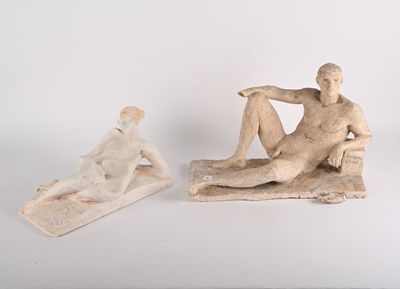 une statue représentant un homme assis sur un banc, à côté d'une autre statue représentant un homme