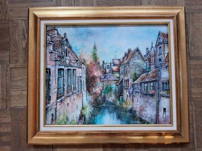 peinture représentant une peinture d'un bâtiment posée sur un parquet