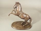 une statue en bronze représentant un cheval dressé sur ses pattes arrière