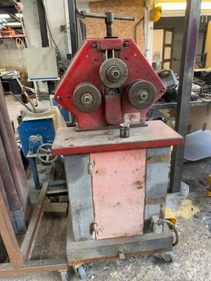 une machine posée sur un chariot dans un garage