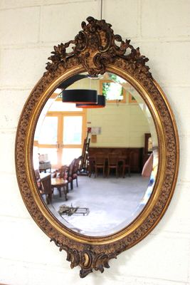 un miroir accroché au mur d'une pièce