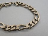 un gros plan d'un bracelet en argent posé sur une table